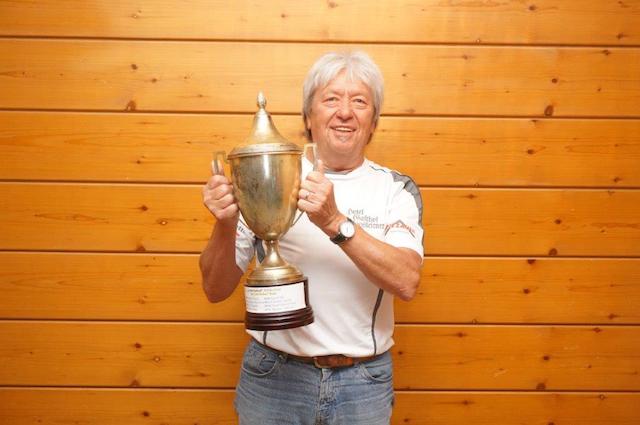 Stolzer Gewinner des „Loser-Pokals“ Albert Romstädter (Alpenrose Brodhausen)